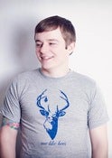 Image of Me Like Bees Gray T-shirt with blue print