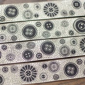 Image of Renaissance Ribbons : Black and Ecru Button