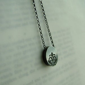 Image of Oval 'Lys' motif necklace