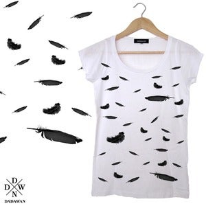 Image of T-shirt femme semis pattern plumes by Dadawan