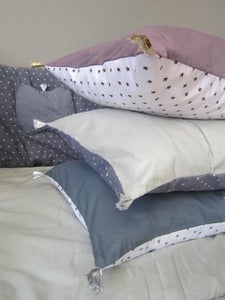 Image of grand coussin Pompons irisés 
