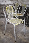Image of chaise tolix bleu jaune / Tolix chair blue yellow