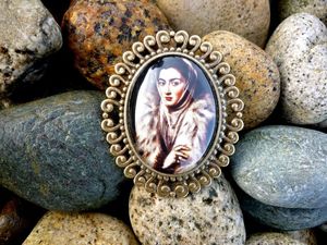 Image of El Greco's 'Lady in a Fur Wrap' OMARINA Heirloom Collection Large Spanish Renaissance PIN BROOCH