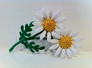 Image of VINTAGE ENAMEL DAISY BROOCH