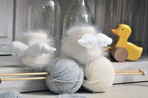Image of Chaussons bébé angora avec ailes d'ange en lin.