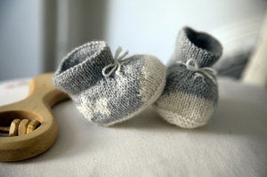 Image of Chaussons bébé cachemire gris avec une étoile brodée sur le côté