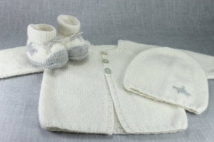 Image of Ensemble bébé 100% cachemire écru étoile : Cardigan, bonnet et chaussons en cachemire.