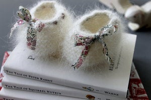 Image of Chaussons bébé angora avec un petit ruban en Liberty