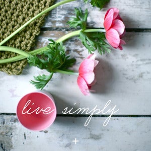 Image of Carte Postale "Live simply/Anémone"