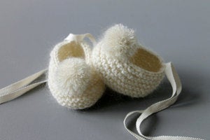 Image of Chaussons bébé cachemire, mohair super-fin et lamé brillant, pompon sur le dessus