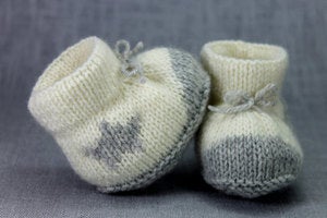 Image of Chaussons bébé cachemire écrus avec une étoile brodée sur le côté