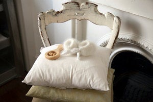 Image of Chaussons bébé angora écrus avec ailes d'ange en lin