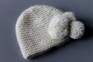 Image of Bonnet bébé en cachemire, mohair super-fin et lamé brillant, pompon sur le côté.