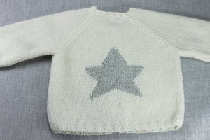 Image of Cardigan bébé cachemire écru avec étoile grise dans le dos