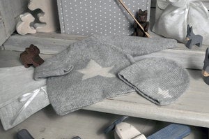 Image of Ensemble bébé cachemire gris composé d'un cardigan, de chaussons et d'un bonnet 100% cachemire
