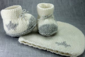 Image of Ensemble naissance bonnet et chaussons en cachemire avec étoile grise