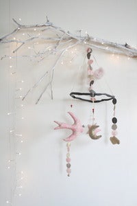 Image of Mobile hirondelle Liberty rose