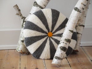 Image of Rund pude i vendestrik, 2 farver